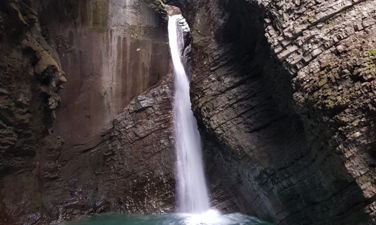 Mladi Španec obtičal pod slapom Kozjak, rešil ga je lokalni kajakaš